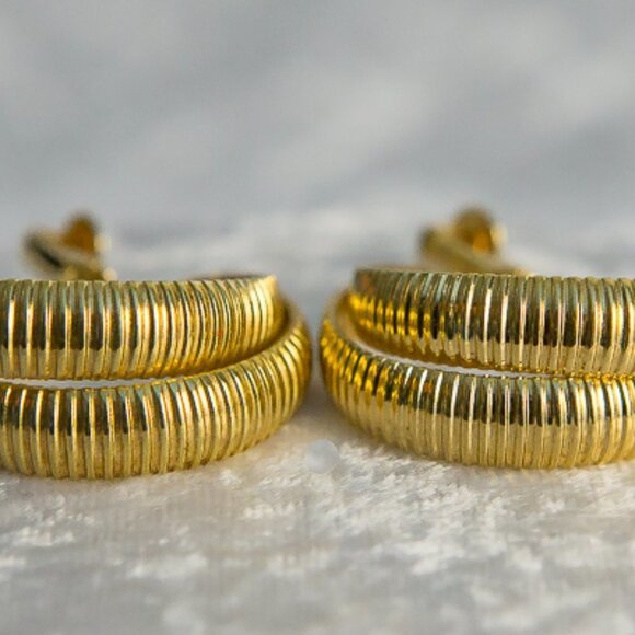 VINTAGE Gold Tone Double Side By Side Ribbed Hoop Earrings CLIP ON STYLE - Picture 6 of 8